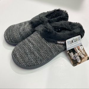 MUK LUK’s fuzzy slippers Sz 5-6 gray patterned memory foam soles New